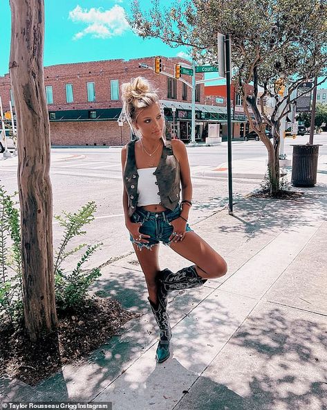 Taylor Rousseau Outfits, Taylor Rousseau, Buckle Bunny, Email Tips, Medium Tv Show, Tiktok Star, Bull Riders, Social Media Followers, Technology Fashion