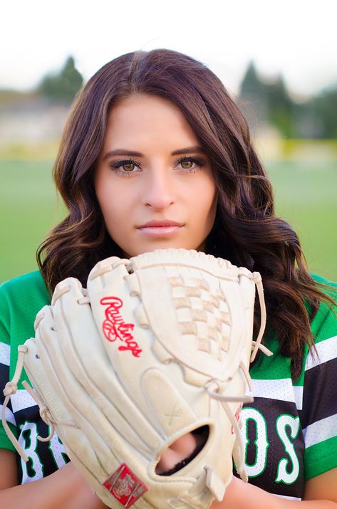 Softball Team Photos, Softball Team Pictures, Softball Pictures Poses, Senior Sports Photography, Softball Picture, Softball Photography, Softball Photos, Softball Senior Pictures, Senior Softball