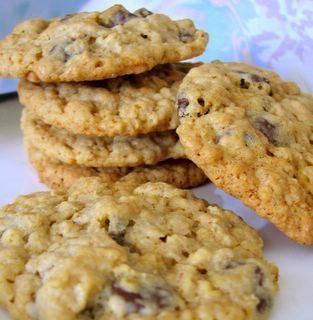 Chewy Oatmeal Chocolate Chip Cookies - As I hardly ever have eggs around this recipe appealed to me - and I'm glad! Very delicious. Moist Chocolate Chip Cookies, Chewy Oatmeal Chocolate Chip Cookies, Oatmeal Cranberry Cookies, Eggless Desserts, Eggless Recipes, Eggless Baking, Oatmeal Chocolate Chip, Oatmeal Chocolate, Läcker Mat