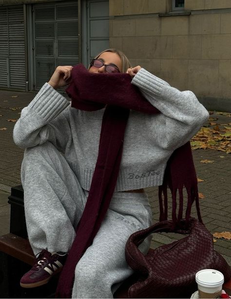 Scarf Winter Aesthetic, Sweater And Scarf Outfit, The Row Aesthetic, Winter Scarf Outfit, Knitwear Street Style, Italy In Winter, Trendy Instagram Outfits, Scarf Fits, European Chic