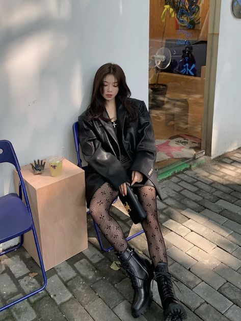 Korean Dark Outfit, Edgy Asian Outfits, Aesthetics Outfits, Black Outfit Ideas, Black Leather Jacket Outfit, Grunge Aesthetics, Leather Jacket Outfit, Leather Jacket Girl, Leather Jacket Style