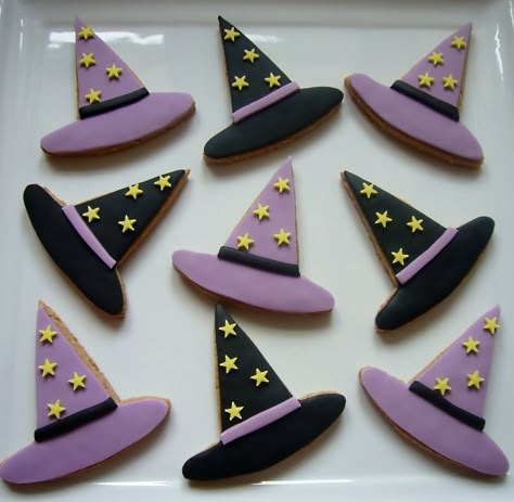 Witch hat cookies Witch Hat Sugar Cookies Decorated, Witches Hat Sugar Cookies Decorated, Witch Hat Cookies Decorated, Biscotti Halloween, Cute Halloween Food, Galletas Halloween, Halloween Sugar Cookies Decorated, Witch Hat Cookies, Halloween Board