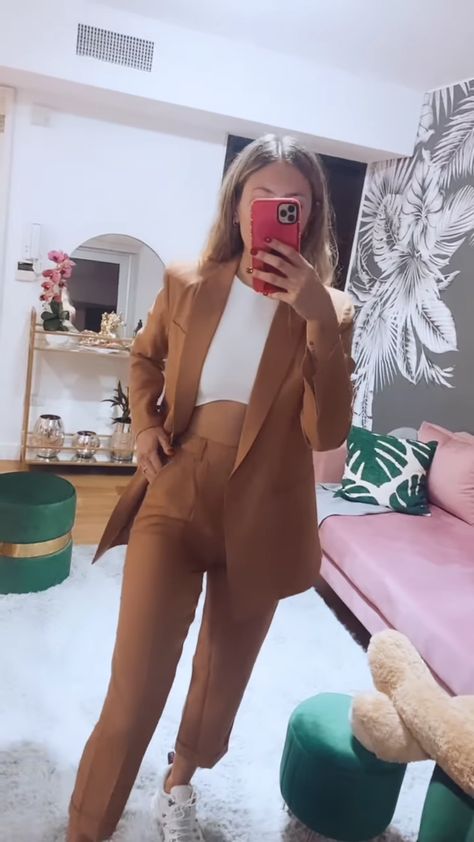 conjunto de blazer y pantalon de vestir color marron caramelo. Pantalon Camel Outfits Mujer, Outfit Pantalon Marron, Outfit Cafe, Camel Outfit, Look Formal, Office Casual Outfit, Outfit Primavera, Outfit Mujer, Mom Day