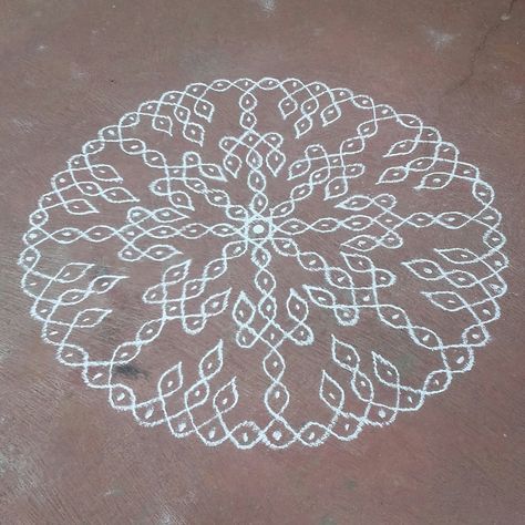 Vishnu Chakra, Simple Rangoli With Dots, Chikku Kolam, Kolam Dots, Rangoli Designs Photos, Rangoli Designs Simple Diwali, Easy Rangoli Designs Diwali, Rangoli Side Designs, Rangoli Designs Latest