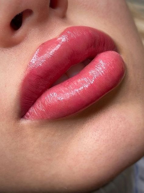 Lips Permanent Makeup, Perfect Nude Lipstick, Lip Permanent Makeup, Nude Lipstick Shades, Lips Inspiration, Lip Types, Botox Lips, Acupuncture Needles, Beauty Hacks Lips