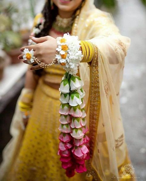 Flower Jewellery For Haldi, Flower Jewellery For Mehndi, Fresh Flower Jewelry, Haldi Ceremony Outfit, Flower Jewelry Designs, Wedding Flower Jewelry, Flower Garland Wedding, Bride Floral, Real Flower Jewelry