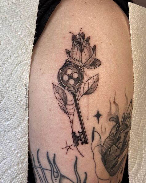 Coraline Door Tattoo, Coraline Button Tattoo, Artist Tattoo Ideas Art, Creepy Cute Tattoo Ideas, Coraline Inspired Tattoos, Coraline Key Tattoo, Coraline Cat Tattoo, Coraline Tattoo Ideas, Serious Tattoos