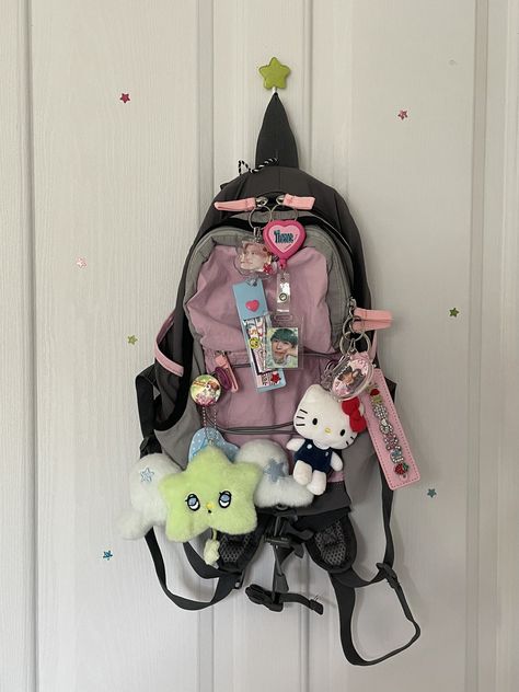 Mochila Kpop, Stylish School Bags, School Bag Essentials, Aesthetic Backpack, Inside My Bag, Stationary School, Cute Stationary, What In My Bag, Pretty Bags