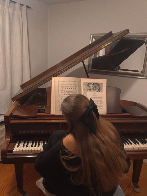 Piano Aesthetic, Piano Girl, 사진 촬영 포즈, Playing Piano, Money Aesthetic, Music Aesthetic, Academia Aesthetic, Old Money Aesthetic, 가을 패션