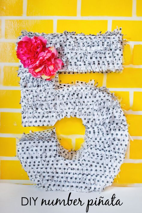 Create your own DIY number pinata for your kid’s birthday party to match any decor. :) | DIY party decorations 5 Pinata, Sugar Skull Diy, How To Make Pinata, Pinata Diy, Diy Kids Party, Diy Minions, Piñata Ideas, Mini Pinatas, Diy Pinata