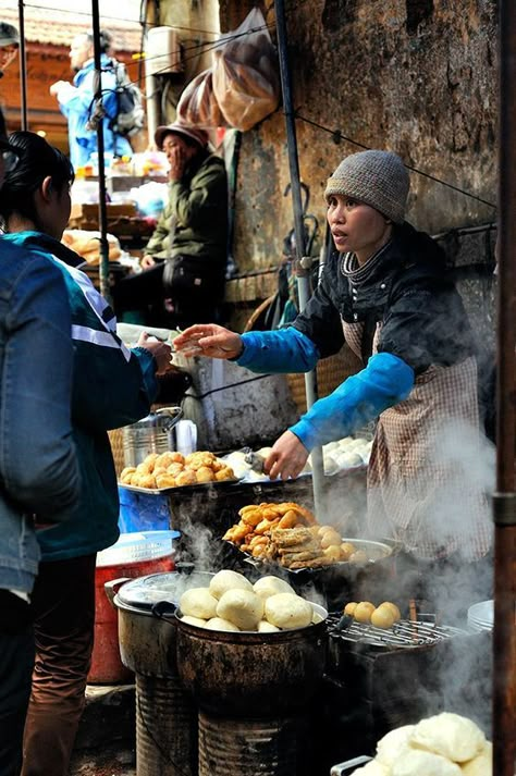 Streetfood in Hanoi Street Food Market, Food Stand, Vietnam Voyage, Asian Street Food, World Street, Sa Pa, Vietnam Tours, Street Vendor, Traditional Market