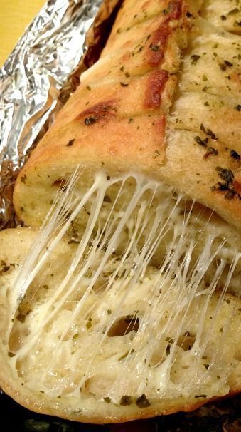 Cheesy Pesto Bread, Cheesy Garlic Bread Recipe, Pesto Bread, A Loaf Of Bread, Cheesy Garlic Bread, Loaf Of Bread, Snacks Für Party, French Bread, Provolone