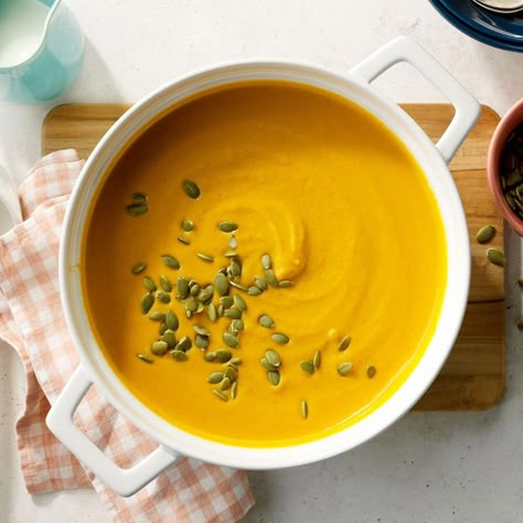 This copycat recipe for Panera autumn squash soup calls for cream, butternut squash and pumpkin. It's ready to eat in about an hour! Copycat Appetizers, Panera Bread Bowl, Cabbage And Ham, Autumn Squash Soup Recipe, Gouda Recipe, Autumn Squash Soup, Panera Autumn Squash Soup, Halloween Soup, Squash Bisque