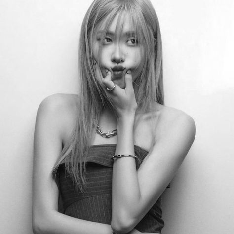 Rosé Elle Korea, Rosé Icons Dark, Rose Dark Icons, Rose Pic, Rosé Hot, Rosé Black And White, Rose And Rosie, Rosé Aesthetic, Park Rosé