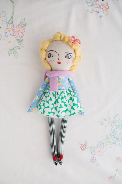 Doll-making and changing printing scales Cotton Dolls Diy, Diy Art Doll, Diy Doll Clothes Easy, Doll Hair Tutorial, Fabric For Doll Making, How To Needle Felt Doll Hair, Sewing Felt Hair On A Doll, Handmade Dolls Tutorial, Painted Cloth Doll Faces