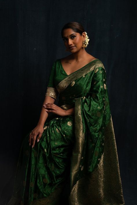 Dekha Tenu Pehli Pehli Baar, Dark Green Saree, Green Banarasi Saree, Bottle Green Saree, Gold Silk Saree, Banarasi Blouse, Saree Material, Indian Wedding Gowns, Kanjivaram Sarees Silk