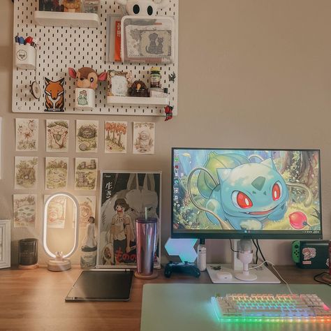 Desk Setup Inspiration, Pokemon Desk, Brown Desk Aesthetic, Brown Desk Setup, Gaming Setup Pokemon, Brown Gaming Setup Aesthetic, Cozy Setup, Cozy Minimal Gaming Setup, Brown Desk Gaming Setup