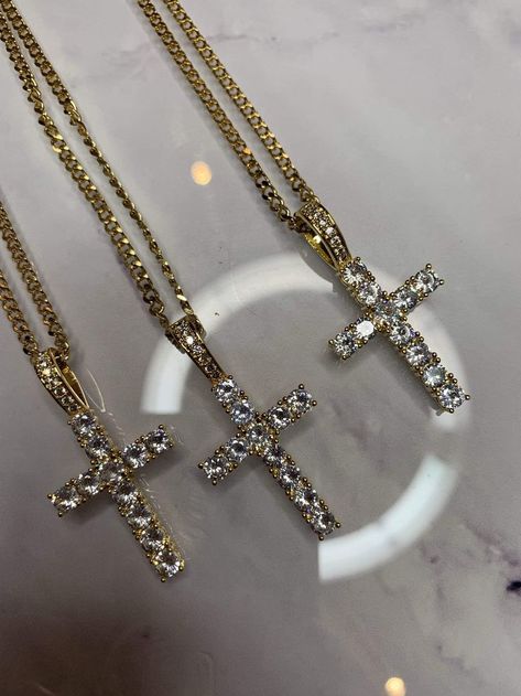 Perfect accessory for any outfit. A simple and delicate cross <3 Gold Chain With Cross, Cute Chains, Cross Necklace For Women, Jewelry Cross, Cross Necklaces, Gold Cross Necklace, Jewelry Accessories Ideas, Cross Chain, Dope Jewelry