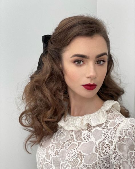 Lily Collins Makeup, Lily Jane Collins, ليلي كولينز, Lily Collins Style, Cool Winter, Celebrity Makeup Artist, Phil Collins, Lily Collins, Celebrity Makeup