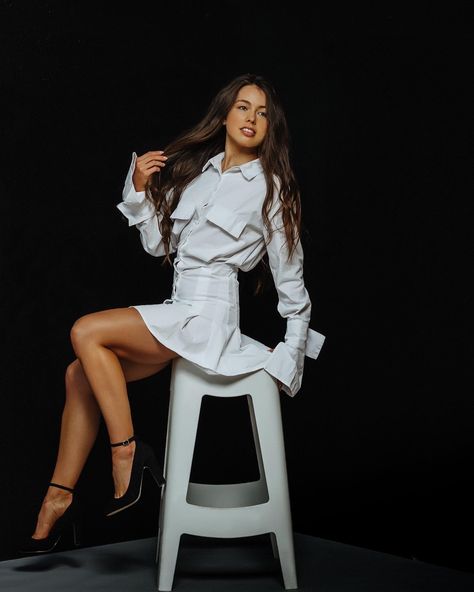 Studio Stool Photoshoot, Short Dress Poses Photo Ideas, Sitting On Stool Poses, Poses On Stool, Women Sitting Poses, Stool Poses Photography, Stool Photoshoot Photo Ideas, Stool Photography, Ladies Poses