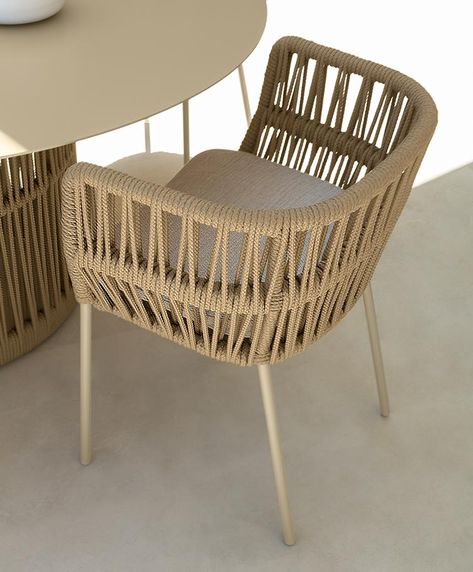 Kursi Outdoor, Garden Chairs Design, Outdoor Wicker Chairs, Modern Outdoor Dining, Luxury Outdoor Furniture, Outdoor Armchair, Mesa Exterior, Wicker Chairs, Chair Types