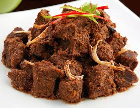 20 Indonesian Foods That You Should Eat Before You Die Beef Rendang Recipe, Berbuka Puasa, Beef Curry, How To Cook Beef, Spicy Beef, Padang, Culinary Recipes, Indonesian Food, Flavorful Recipes