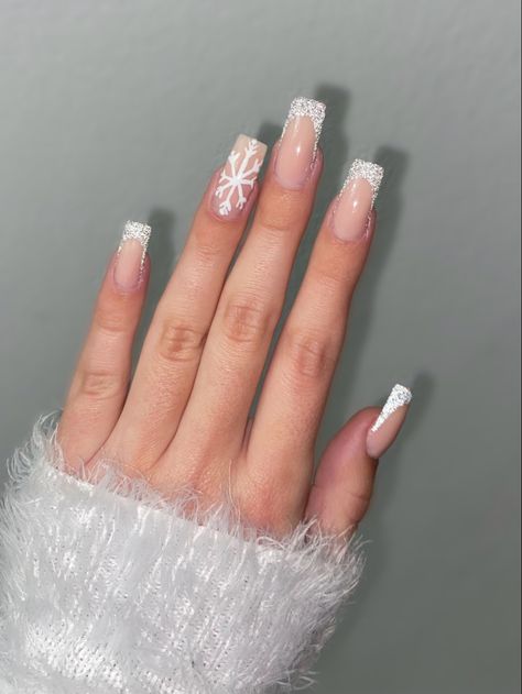 Christmas Nails White Square, Christmas Nails White Silver, Christmas Nails White Glitter, Christmas Nails Acrylic White, White And Silver Christmas Nails, White Nails For Christmas, Cristmass Nails 2024, White Christmas Nails, Rave Nails