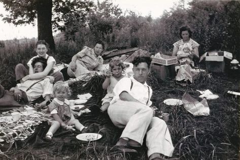 Old Fashioned Picnic, Old Fashioned Garden, Picnic Photos, Victorian Life, Vintage Picnic, Family Picnic, Party Photos, Vintage Photographs, Secret Garden