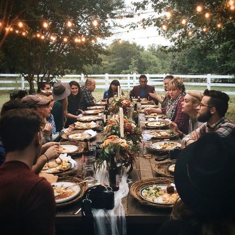 I want this. A long table, homemade food, dreamy setting, good people and lots of talking! I'm Outdoor Dinner Party, Garden Party Recipes, Outdoor Dinner Parties, Outdoor Dinner, Food Table, Long Table, Wedding Table Settings, Outdoor Parties, Wedding Food