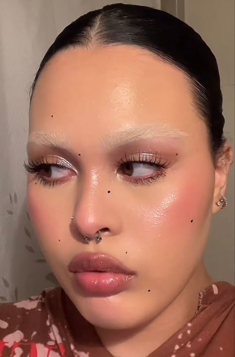 Bleached brow makeup Bleached Brow Makeup, Bleached Eyebrows, Perfect Beauty, Dope Makeup, Bold Makeup, Creative Makeup Looks, Baddie Makeup, Makeup Obsession, Brow Makeup