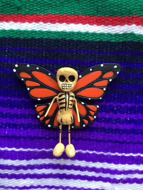 Butterfly Skeleton, Mini Pasta, Den Mrtvých, Latino Art, Mexican Art, Dia De Muertos, Halloween Wreath, Skeleton, Arts And Crafts