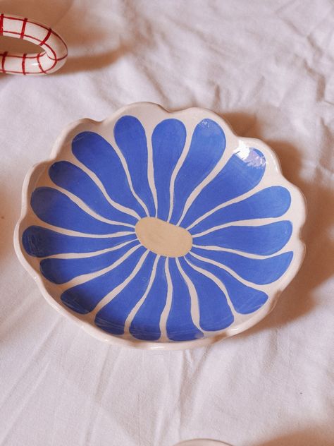 Pottery Inspo Plates, Painting Ceramic Plates Diy, Ceramic Acrylic Painting, Hand Painted Bowls Ceramics, Diy Bowl Painting, Glaze Bowl Ideas, Ceramic Plate Decoration, Ceramic Paint Designs, Ceramics Painting Ideas Aesthetic