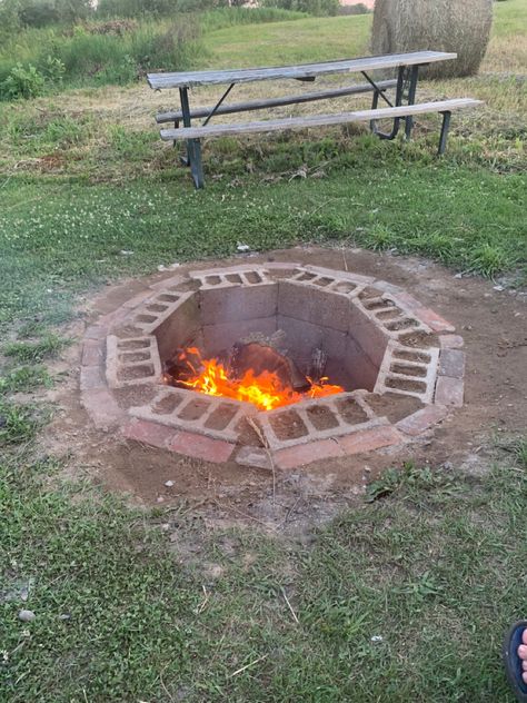 Free Space Ideas, Cement Fire Pit, Block Fire Pit, Cinder Block Projects, Cinder Block Fire Pit, Home Crafts Diy, How To Build A Fire Pit, Gardens Backyard, To Build A Fire