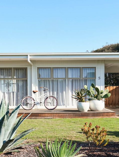 A Nostalgic Mid-Century Beach Shack On Victoria's Coast Beach Shacks, Ocean Grove, Top Architects, Bold Wallpaper, Most Beautiful Gardens, Australian Architecture, Beach Shack, Victorian Terrace, Architecture Awards