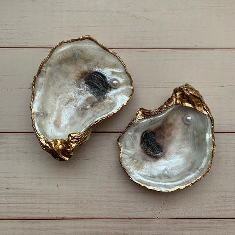 Serenity • Shells on Instagram: ““ 𝑇ℎ𝑒 𝑃𝑒𝑎𝑟𝑙 “ . . “The pearl is the queen of gems and the gem of queens.” – Grace Kelly . “The Pearl” now available for purchase on:…” Oyster Shells Diy, Cork Crafts Diy, Oyster Shell Crafts, Shells Diy, Paper Candle, Seashell Painting, Writing Accessories, Painted Shells, Shell Ornaments