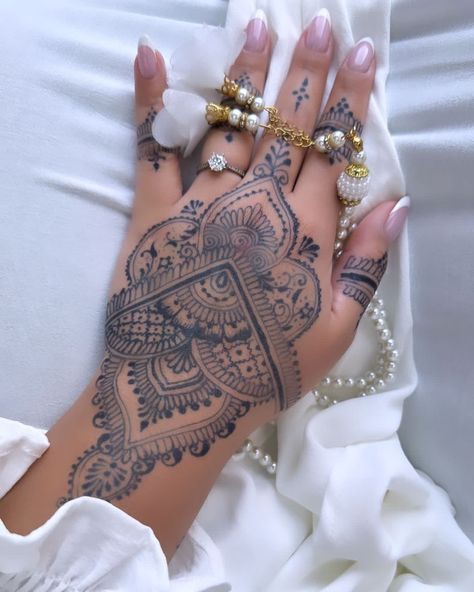 Gratitude for clients who send me after photos! And such pretty ones, so well-styled! Thanks @icassieb This was some jagua work I did for my regular client for eid; we had such a nice time catching up on what's new since last eid, and sharing tips for being a woman owned business. Always a good time! #jagua #brooklynjagua #jaguadesign #nycjagua #jaguaart #jaguabodyart #jaguatattoo #jaguahennadesign #brooklynjaguaartist #brooklynsmallbusiness brooklynwomanownedbusiness #jaguanearm... Jagua Design, Cute Henna Tattoos, Henna Style Tattoos, Jagua Henna, Jagua Tattoo, Henna Inspo, Moroccan Aesthetic, Cute Henna, Henna Style