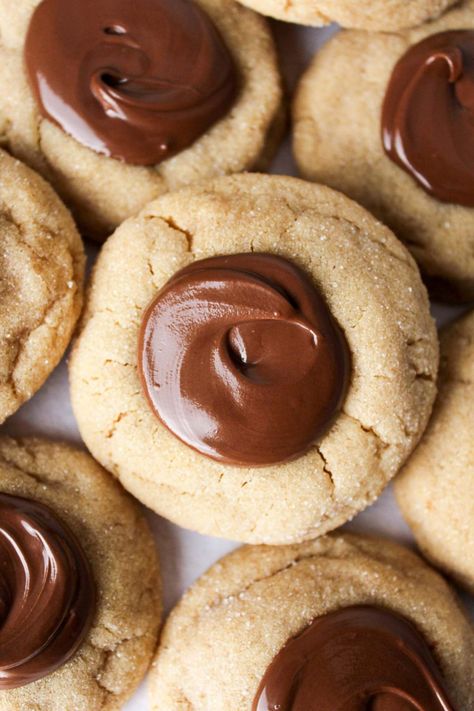 Peanut Butter Nutella Cookies - Sweets by Elise Peanut Butter Nutella Cookies, Banana Nutella Muffins, Peanut Butter Kiss Cookies, Nutella Muffins, Nutella Cupcakes, Peanut Butter Banana Muffins, Peanut Butter Blossom Cookies, Peanut Butter Nutella, Blossom Cookies