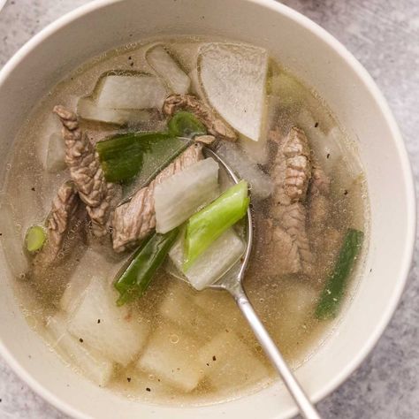 Korean Radish Soup with Beef (Muguk) Daikon Soup, Korean Beef Soup, Radish Soup, Korean Radish, Soup With Beef, Recipe Korean, Korean Soup, Vietnamese Soup, Breakfast Soup