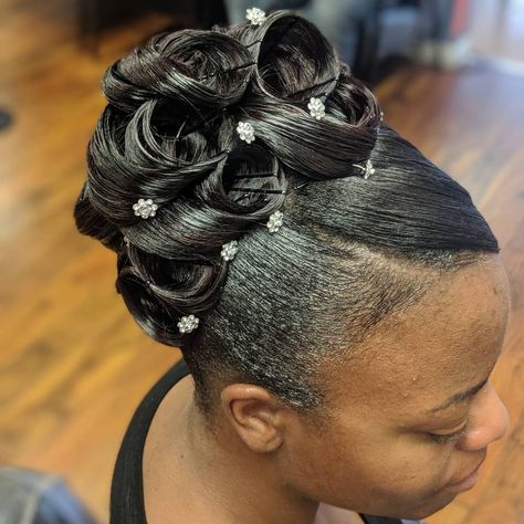 Natural Hair Updo Wedding Black Women High Bun, Pin Curl Bun, Afro Buns, Hair Bun Design, Big Barrel Curls, Afro Hair Bun, Natural Hair Updo Wedding, Curly Updos, Bun Design