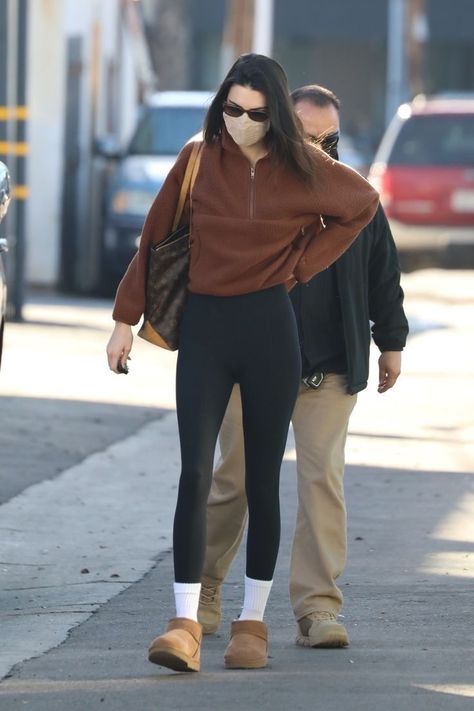 Comfy Model Off Duty, Fall Kendall Jenner, Kendall Jenner Uggs, Kendall Jenner Fall Style, Kendall Jenner Comfy Outfit, Kendall Jenner 2022, Kendall Jenner Leggings, Kendall Jenner Fall Outfits, Kendall Jenner Winter