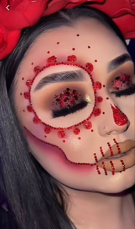 Red Catrina Makeup, Catrina Makeup Half Face, Half Face Makeup, Classy Halloween Costumes, Skeleton Makeup, Halloween Makeup Pretty, Dramatic Eye Makeup, Special Fx Makeup, Scary Halloween Costumes