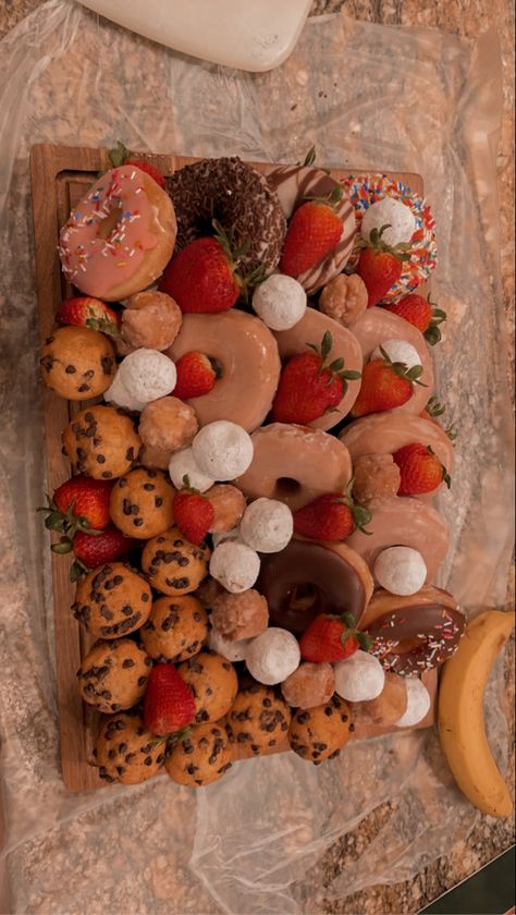 Donut Breakfast Board, Breakfast Donut Charcuterie Board, Italian Food Charcuterie Board, Doughnut Charcuterie Board, Small Dessert Charcuterie Board, Donut Charcuterie Board Ideas, Charcuterie Board Ideas Sweets, Donut Charcuterie Board, Bachelorette Snacks