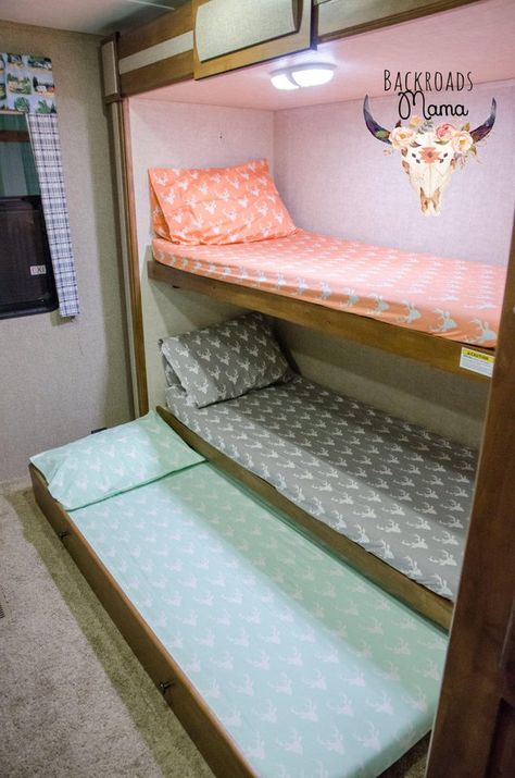 Rv Bunk Beds, Camping Vintage, Camping Diy, Caravan Renovation, Retro Caravan, Rv Makeover, Camper Makeover, Camper Living, Camper Renovation