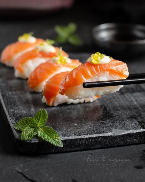 Sushi Photo, Japanese Food Photography, Salmon Nigiri, Sushi Co, Sushi Menu, Nigiri Sushi, Food Drink Photography, Sushi Recipes, Think Food