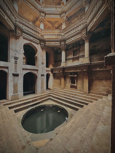 This beautuful stepwell is Adlaj stepwell near Ahmedabad, Gujrat , India. Step Wells India, Indian Stepwell, Ahmedabad Aesthetic, Fantasy Train, 2 States, Solar Punk, School Drawing, Oil Pastel Drawings Easy, Indian Motifs