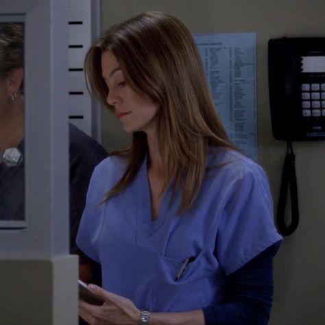 Meredith Grey Scrubs, Meredith Grey Short Hair, Meredith Grey Icons Aesthetic, Season 1 Meredith Grey, Meredith Grey Makeup, Merideth Grey Haircut, Meredith Gray Hair, Meredith Grey Hair Season Two, Meredith Grey Haircut Season 1