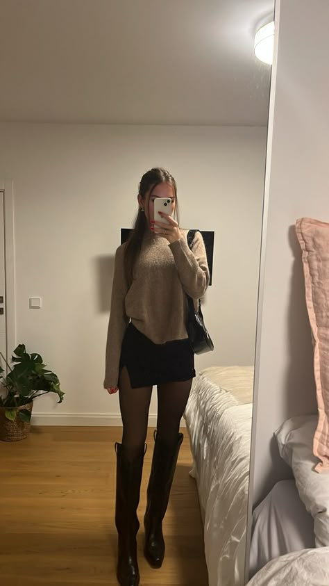 Superpuff Outfit, Outfit With Black Skirt, Stock Holm Style, Aritzia Outfit Winter, Superpuff Aritzia, Aritzia Outfit, Fiesta Outfit, Cold Outfits, Outfit Inspo Fall