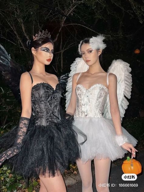 Disfrases Aesthetic, Bff Halloween Costumes For 2 Girls, Hallowen Custome Ideas, Hollowen Costume, Black Swan Costume Halloween, Halloween Costume Ideas Easy, Costume Ideas Easy, Corset Halloween Costumes, Easy Halloween Costume Ideas