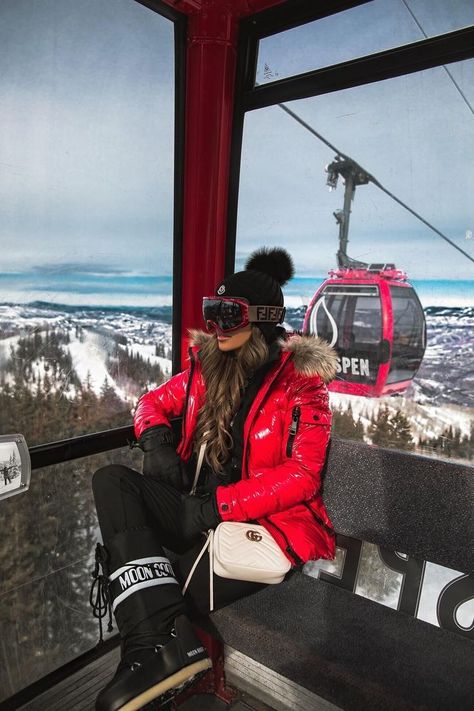 Winter Style // Winter outfit idea. Off The Slopes Outfits, Colorado Skiing Outfits, Womens Ski Outfits 2022, Snow Outfits For Women Ski, Colorado Outfit Winter Snow, Woman Ski Outfit, Colorado Snow Outfit, Ski Clothes For Women Outfit Ideas, Ski Season Outfits