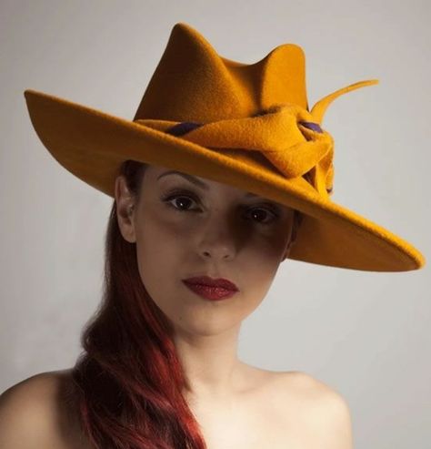 couleur jaune moutarde, chapeau feutre et cheveux acajou Wide Brim Hats For Women, Bridal Hats, Fedora Style, Classy Hats, Happy Hat, Pretty Hats, Bridal Hat, Brimmed Hat, Side Swept